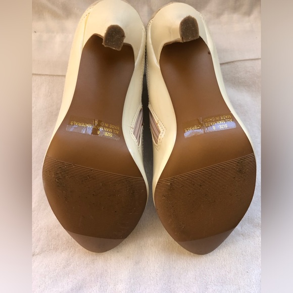 CHARLOTTE RUSSE IVORY BOW ANKLE BOOTIES - Picture 5 of 6